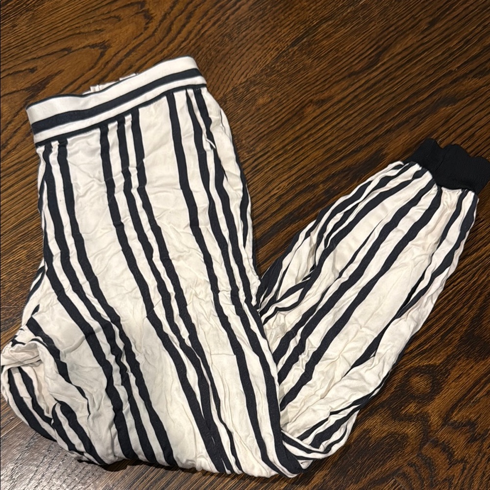 **Alice + Olivia Black and White Striped Pants**